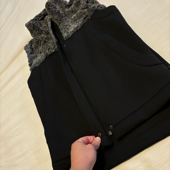 The North Face Women's Hybrination Thermal 3D Faux Fur Vest - Picture 5 of 9